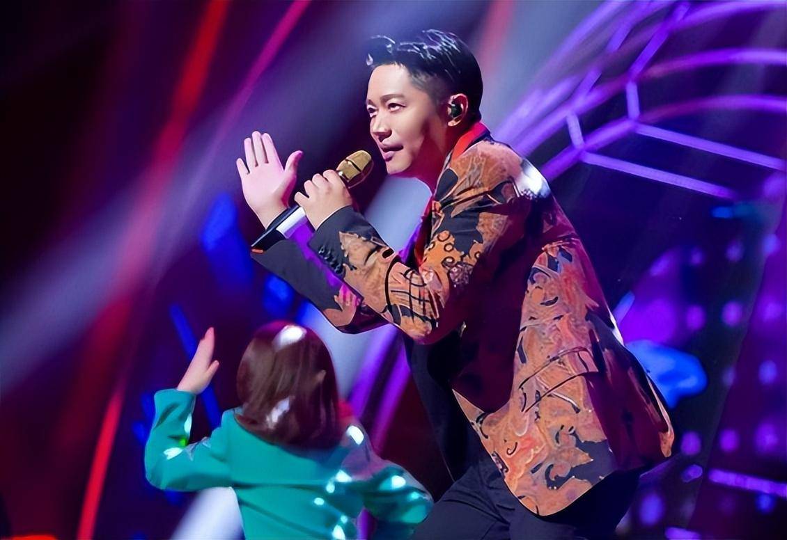 2019年,一直不声不响做玲花背后男搭档的曾毅,用一首《海底》惊艳全网