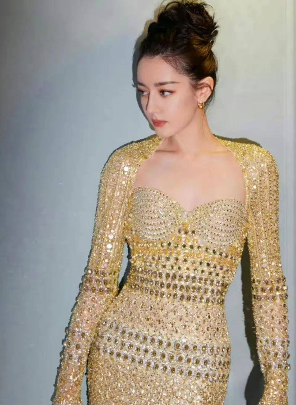 她看上去赤身裸体,但体重却似乎瘦了不少,曲线纤细,体型也很大.