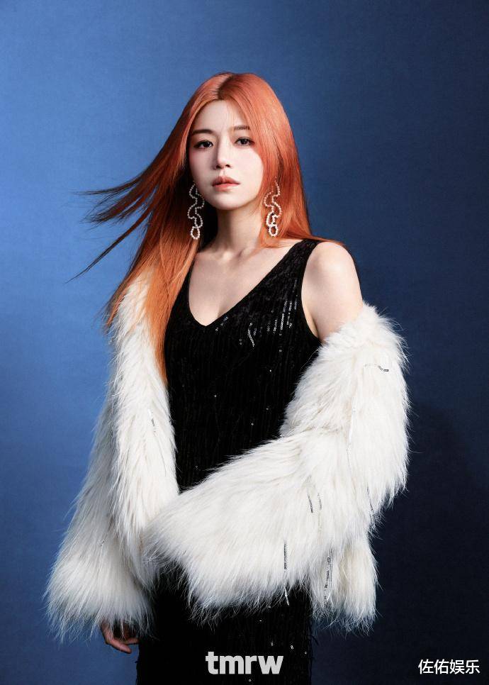 陈妍希再登杂志封面,红发造型显少女,身姿曼妙甜如初恋