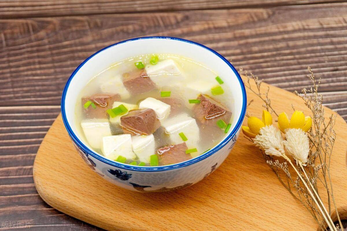 猪血豆腐汤的做法,一点都不腥,味美鲜香!_食材_汤品_菜品