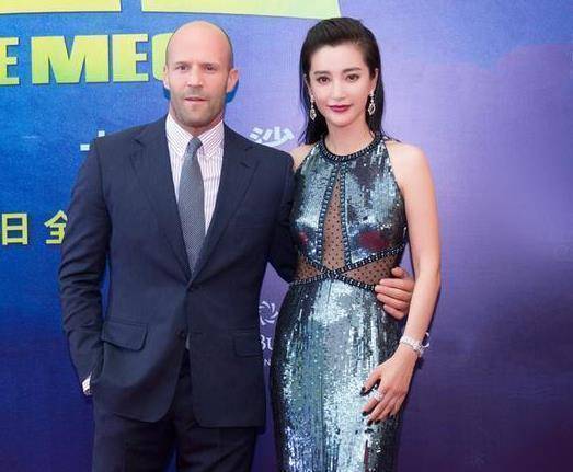 《巨齿鲨》首映,李冰冰美人鱼礼服太美了,只是前面俩凸点很尴尬_鲁比