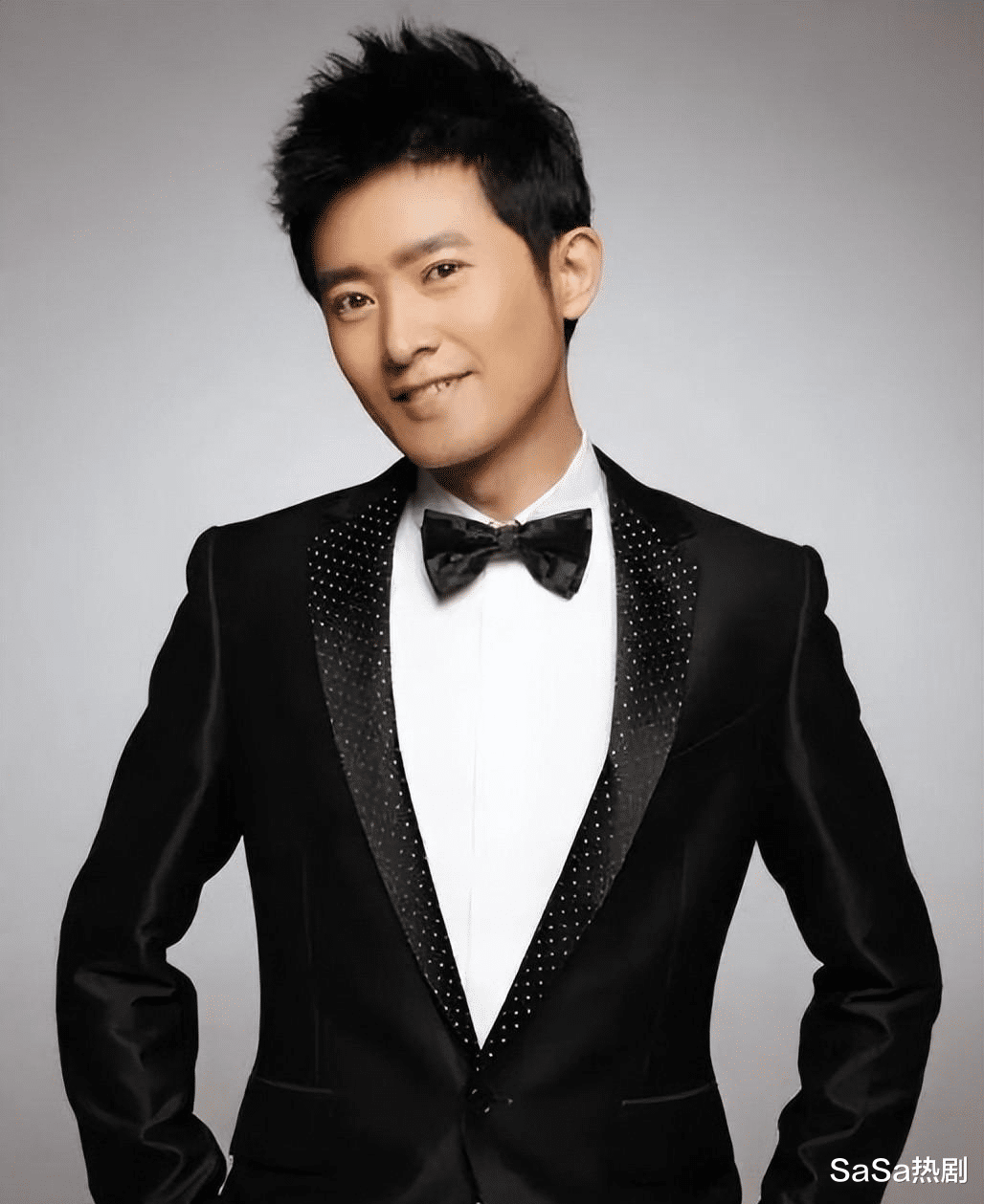 照片中,任泉后退的发际线让不少人大呼"男神老了".