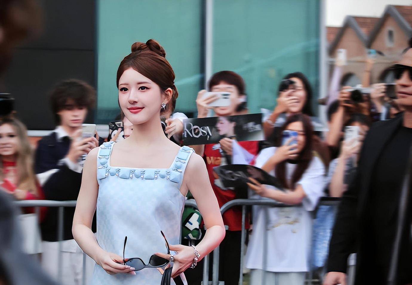 赵露思米兰时装周造型曝光,穿黑色肚兜与粉丝合照,网友质疑审美_衣服