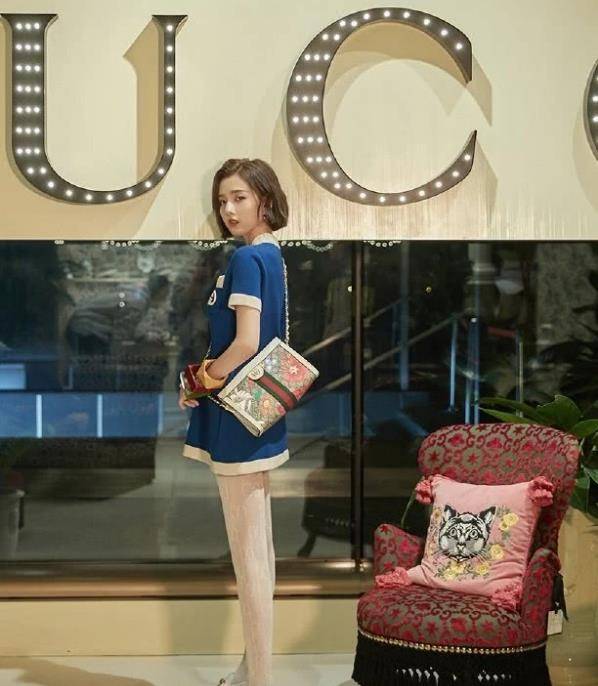 穿着雪白袜子搭配蓝色短袖,宋祖儿变身摩登女郎,太惊艳了!