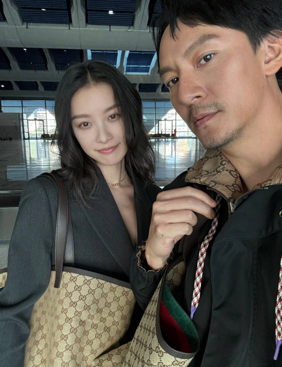 张震倪妮笑容灿烂,同框自拍曝光,互动自然,氛围感好绝