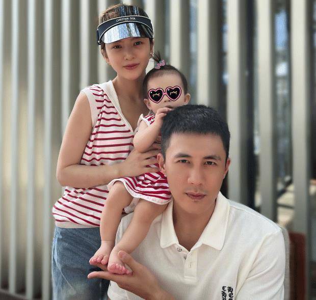 杜淳老婆晒素颜,被疑整容删差评,王灿怒怼"挑刺"网友脾气火爆_妻子