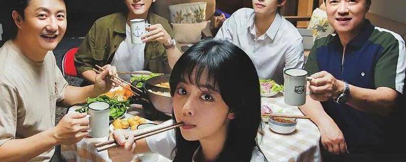 例如由郭涛和梅婷主演,诉说父母间相知相爱的岁月故事的《父母爱情》