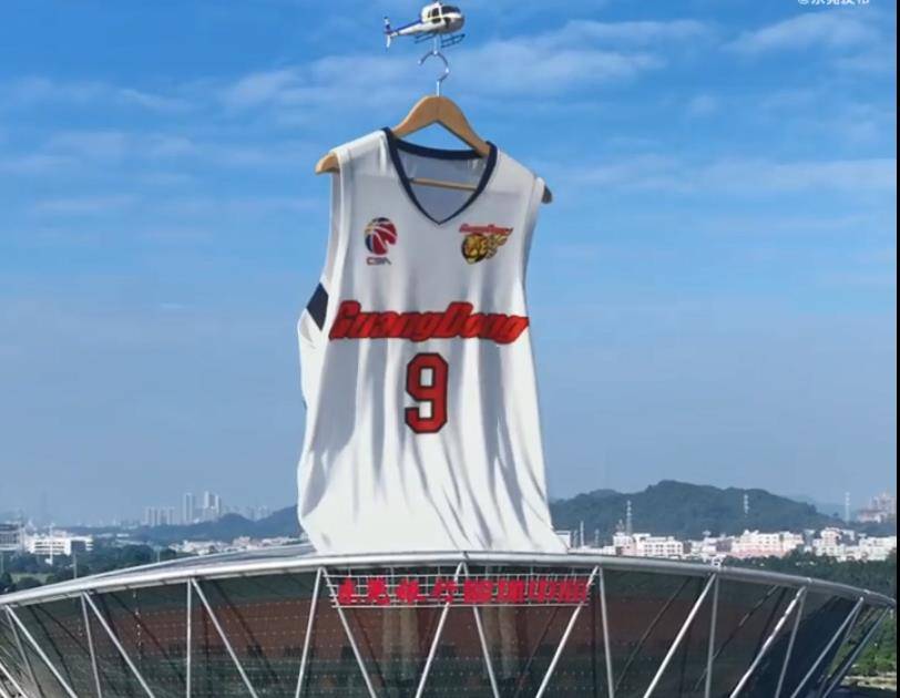 广东队主场布置完成 易建联巨型球衣在东莞上空飞行_城市_视频_球馆