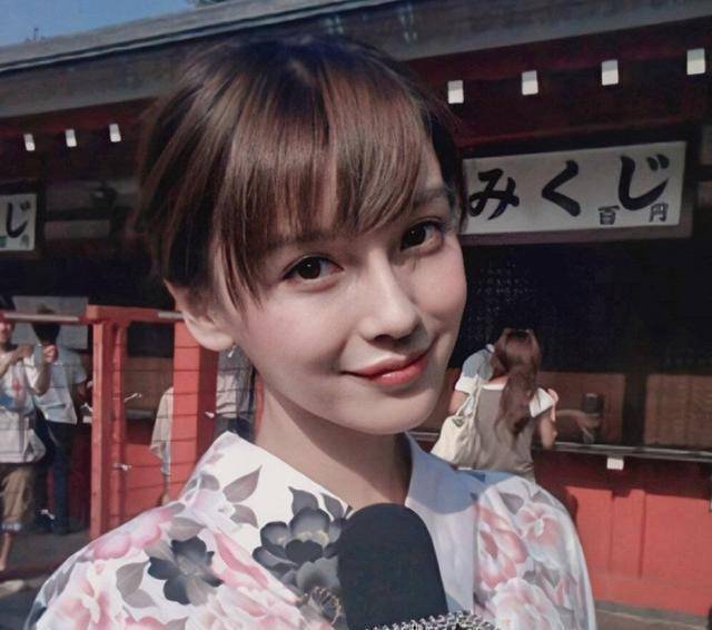 angelababy变脸前旧照流出,笑起来嘴歪脸严重畸形,有点像凤姐_明星