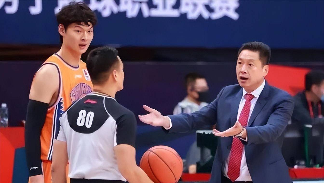 上海男篮要做调整了,李秋平或走上前台,李春江以体面方式隐退_山东