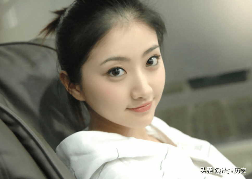 在景甜刚出道还是新人的时候,公司就为她接到了大制作电影《狂蟒惊魂