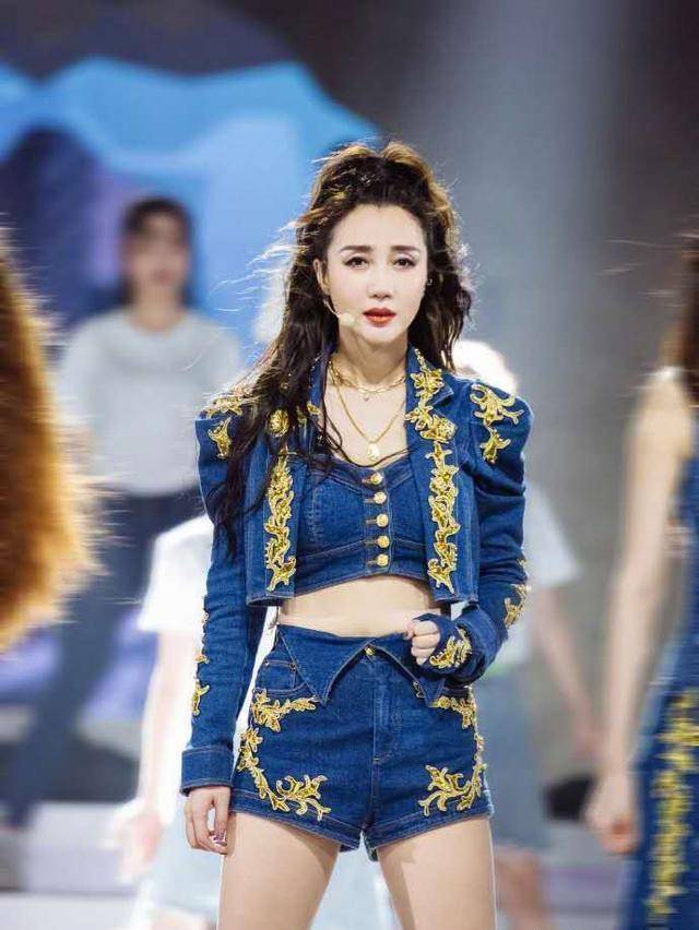 宁静和阿朵年龄相仿,在第一轮比赛中分成一组,而这次阿朵和宁静再次