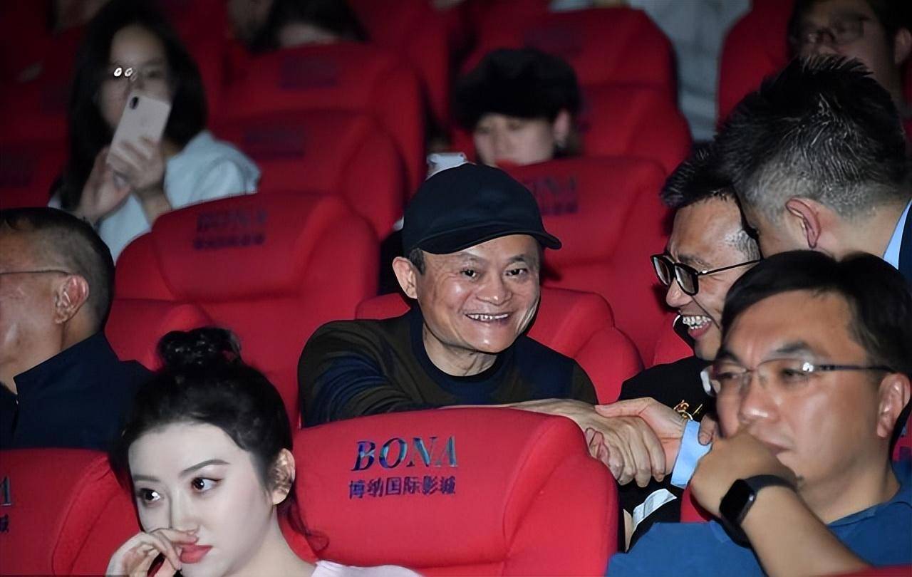 因为公司的一切优质资源都以景甜为先,郝好的存在只是为了陪衬而已