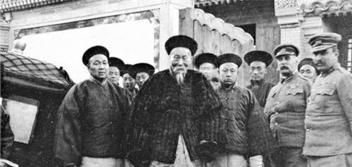 1901年1月15日,李鴻章帶著虛弱的身體坐在與八國聯軍進行談判的桌前