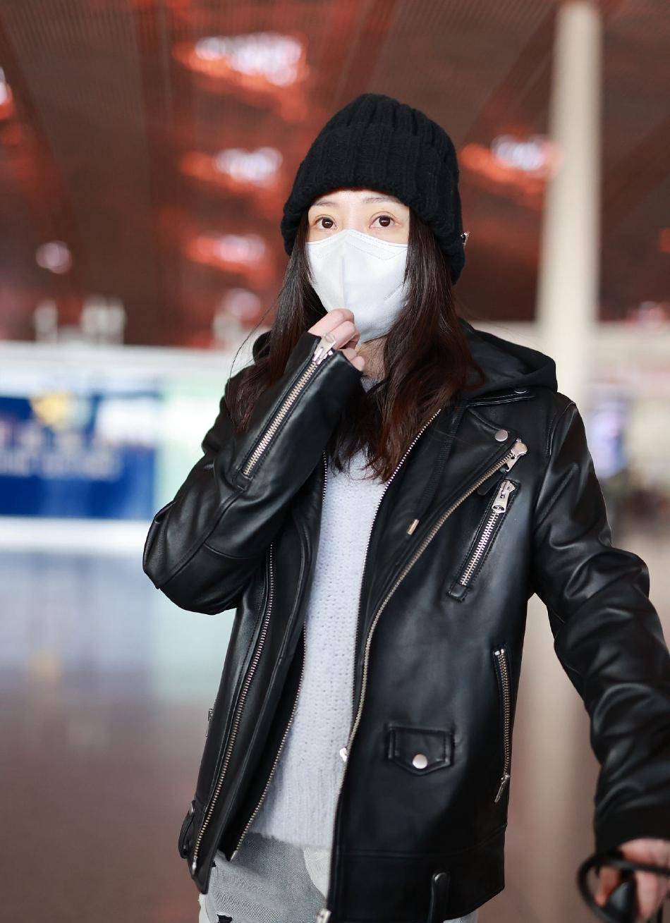 柳岩皮衣搭牛仔短裤走机场,又酷又美,配黑色时尚裤很保暖!