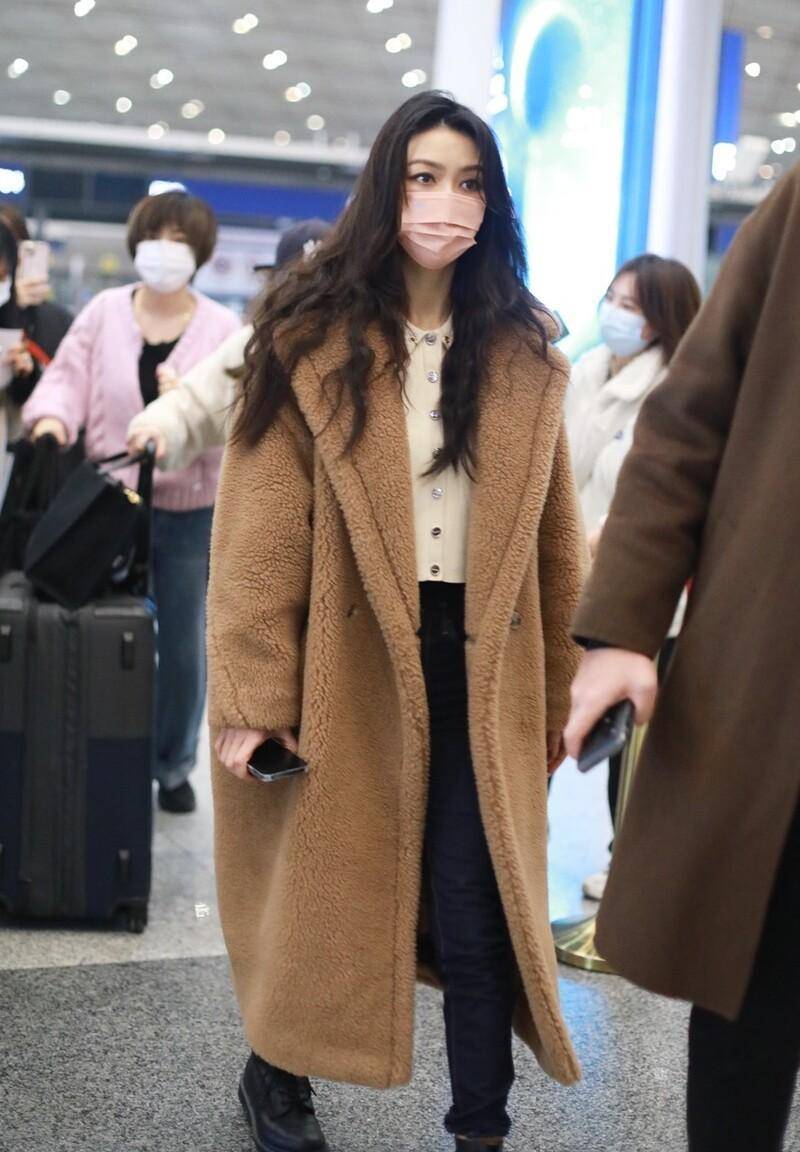 搭配短款羊羔绒外套,好看又显气质