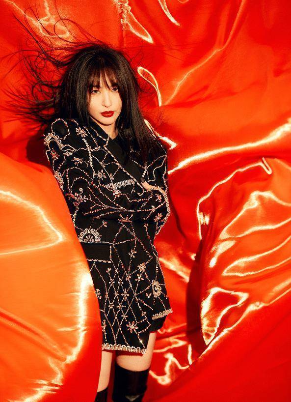 李菲儿穿热裤秀身材,baby看了都绕路走_观众_魅力_时尚