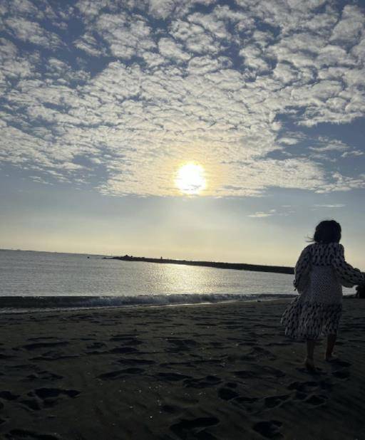 在另一张背影照中,波妞在落日的一角漫步,若不是小小的身影出卖了她