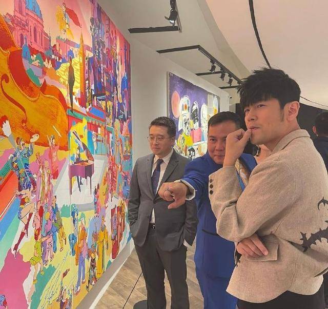 周杰伦新加坡办艺术展,昆凌被夸美如洋娃娃,周杰伦穿搭却被吐槽_画展