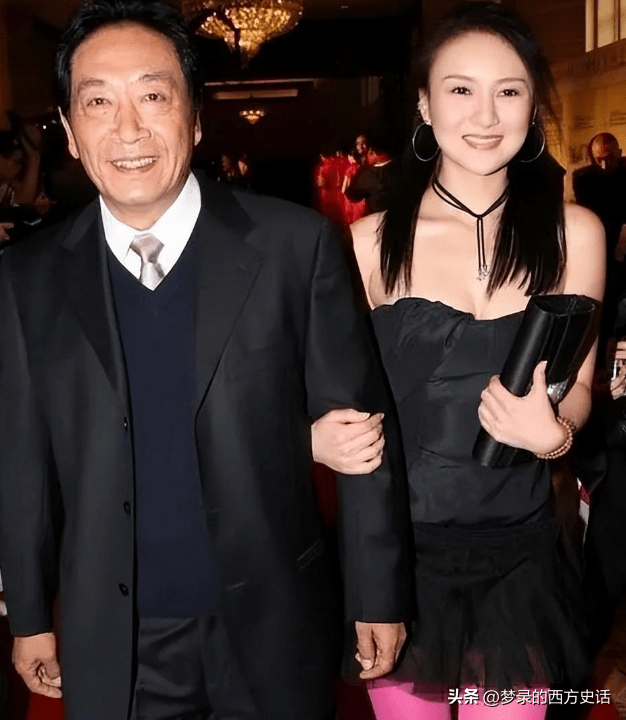 为了继续自己的事业,王奎荣抛弃了前妻.