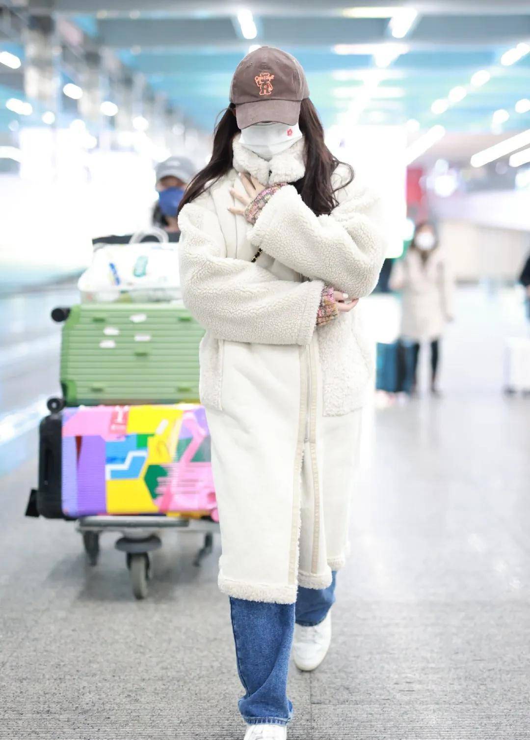徐梦洁最新机场街拍 ,穿长款羊羔毛大衣配牛仔裤,休闲时尚还保暖_外套