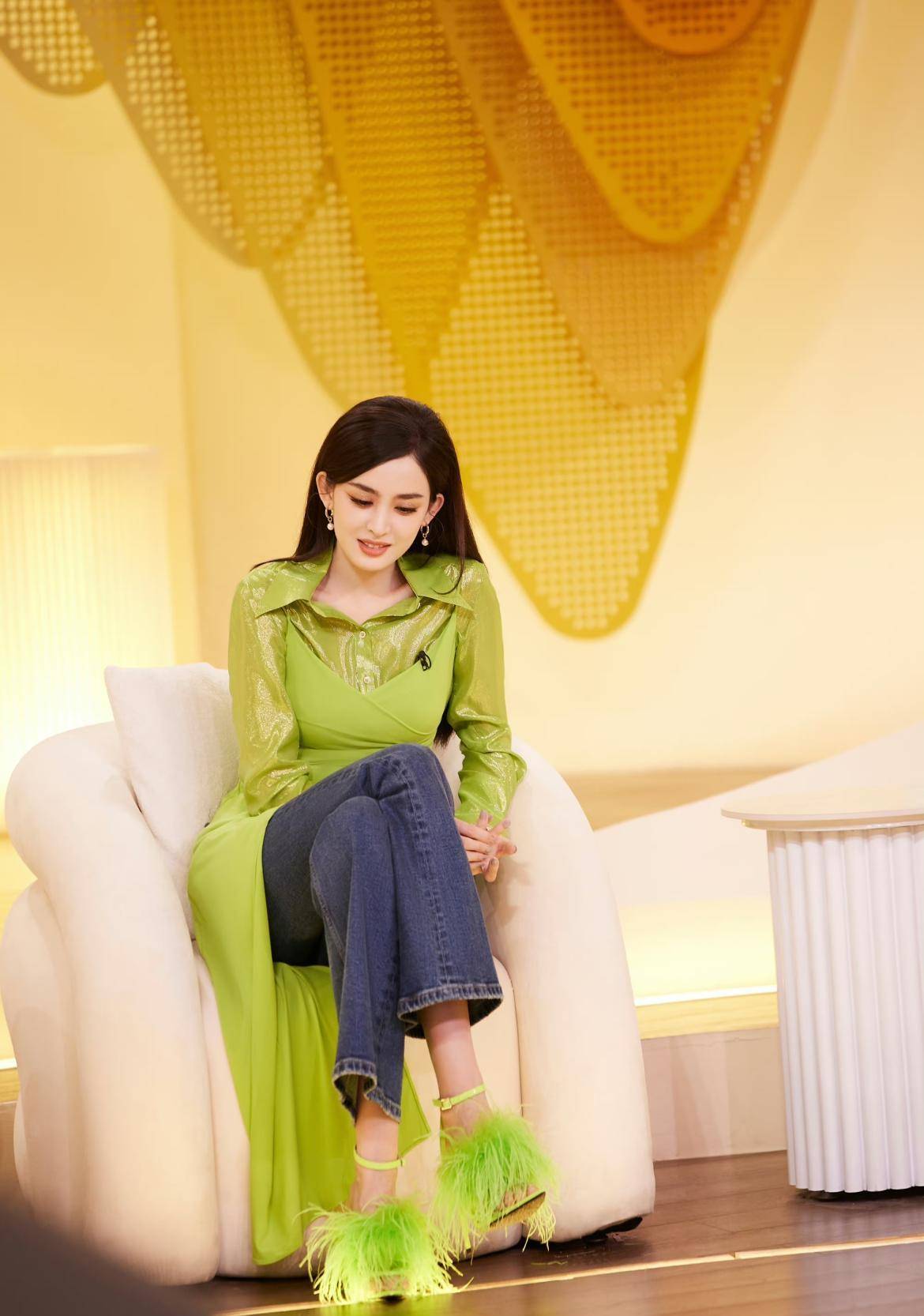 古力娜扎身穿红色亮片连衣裙秀出绝美背影,惊艳众人,被认为是颜值