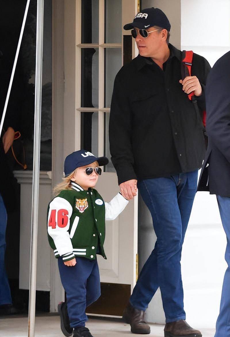 拜登的二儿子总是带着这个3岁的儿子一起出席活动.这孩子确实很可爱.