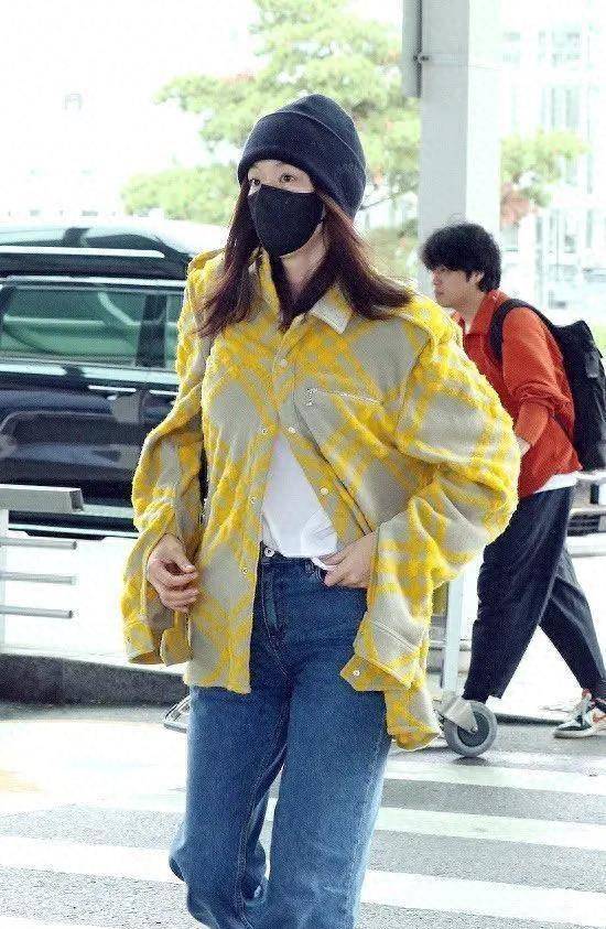 41岁的全智贤在时装周上的状态非常好,回到千颂伊,看来姐姐永远不会老