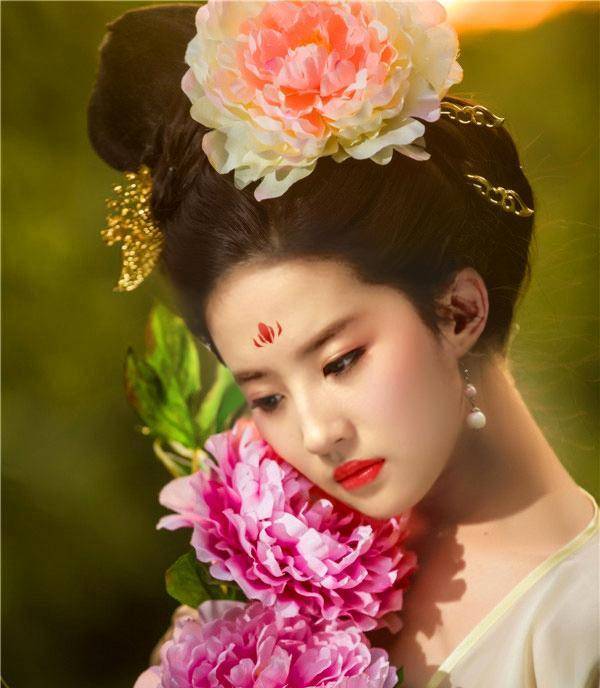 一身蓝色轻纱装扮,发髻上镶嵌各种珠宝,这样的刘亦菲是不是像蓝孔雀一