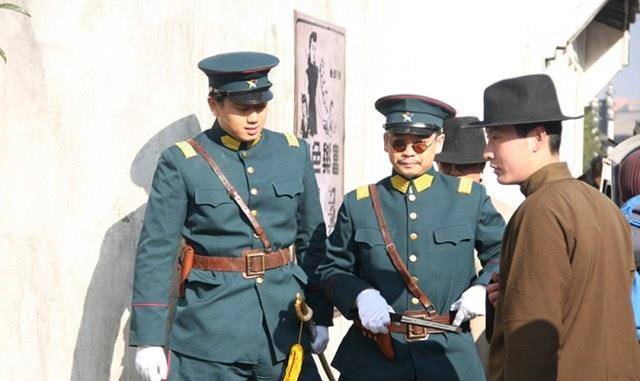 九一八事变后,日本扶持溥仪成立伪满洲国,特务头子土肥原贤二多次到