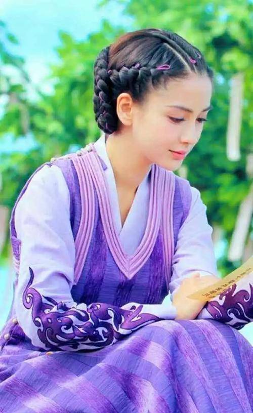 杨颖在古装剧中身穿紫色衣服的时候太美了.清新脱俗,清秀淡雅.