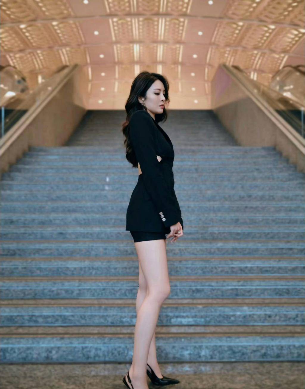 tvb女星张曦雯身穿黑色西装短裙出席活动,知性大方,娇艳撩人_照片