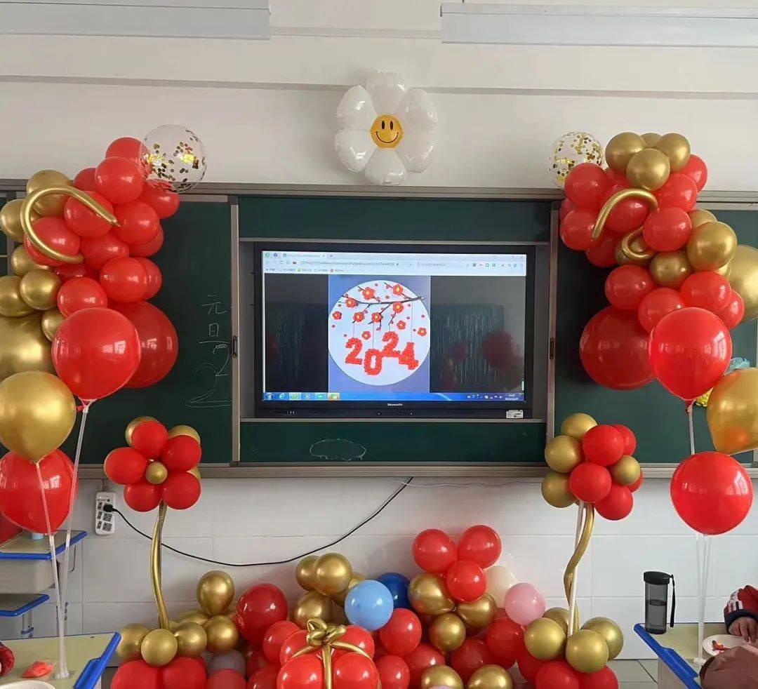 们度过一个难忘的节日,各班教师带领学生利用课余时间精心布置教室