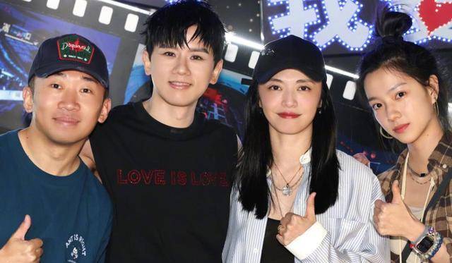 35岁赵丽颖和张杰合影,一身行头过万却满是线头,发质粗糙枯黄!