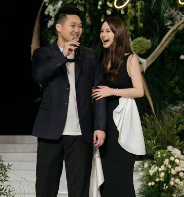 张大奕曾插足蒋凡和董花花的婚姻,被贴上了"小三"的标签,路人缘大跌.