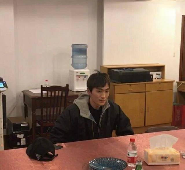 《人生大事》是由韩延监制,刘江江执导的影片,朱一龙在片中出演一个