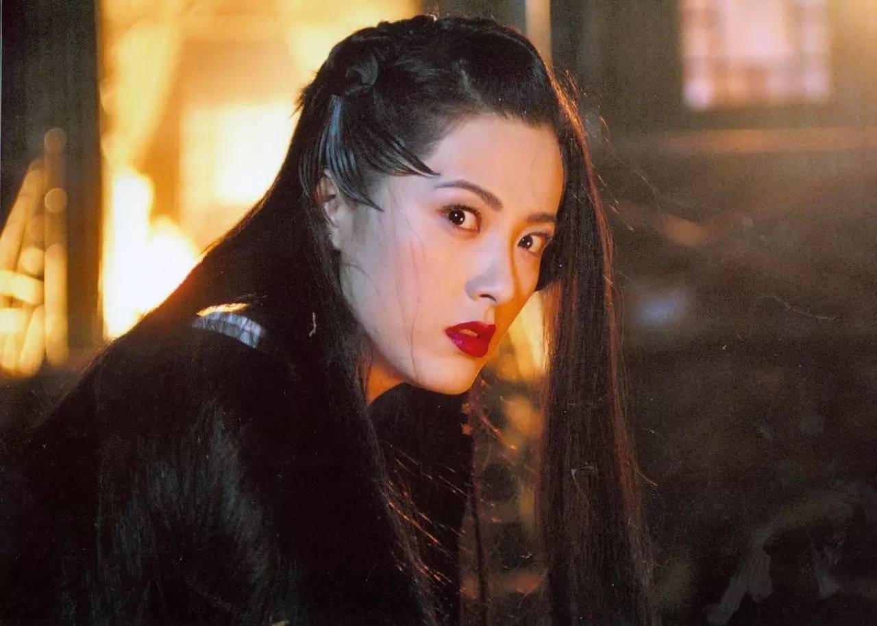 曾黎重拾主持棒,央视跨年晚会再现风采,网友:演员跨界也这么卷_舞台