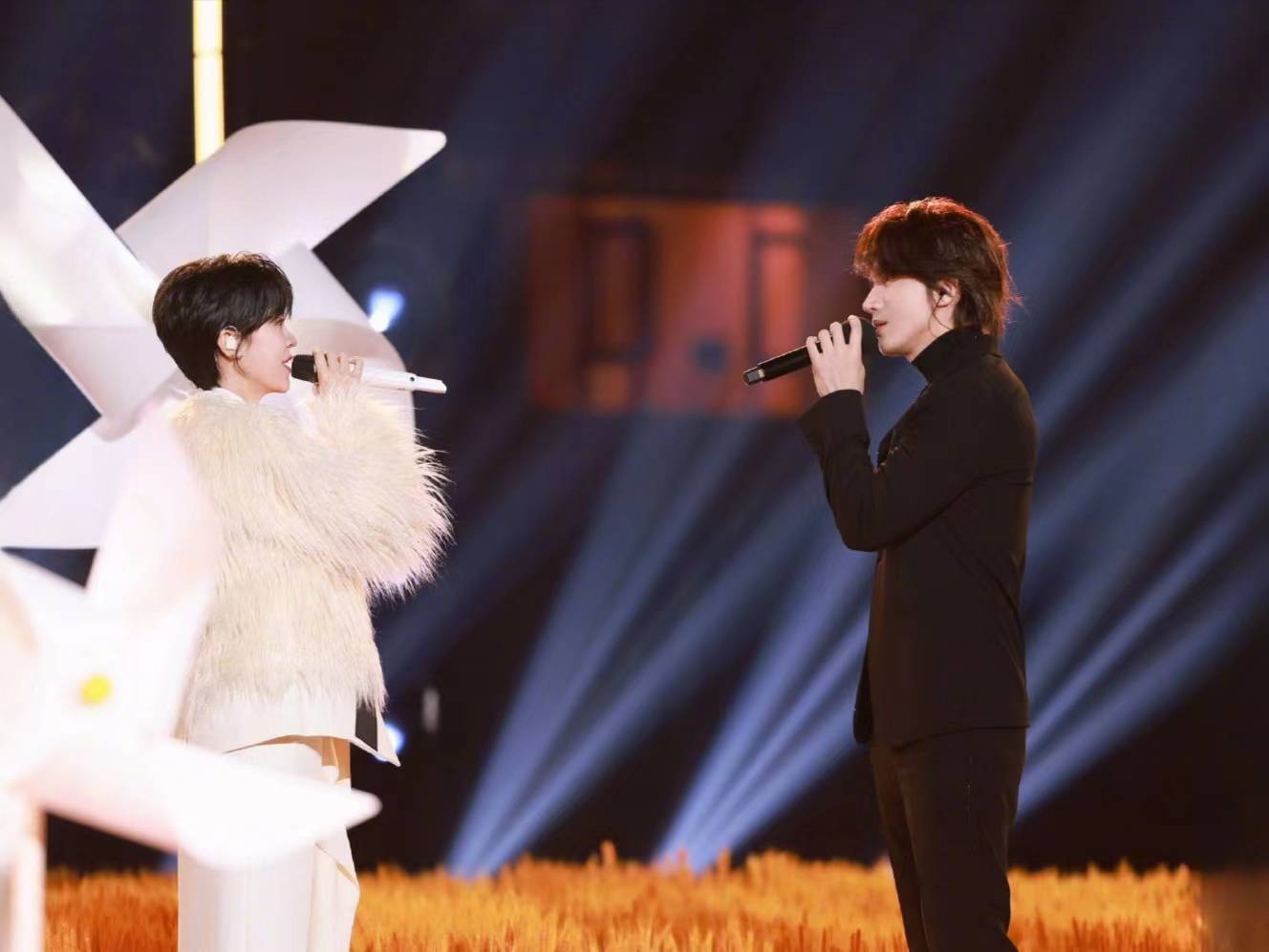 众星云集,群星荟萃,周深白鹿王一博亮相2024央视跨年晚会_舞台_表演