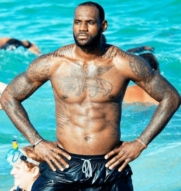 詹姆斯的肌肉堪称天花板,为何几乎看不到胸肌和腹肌呢?