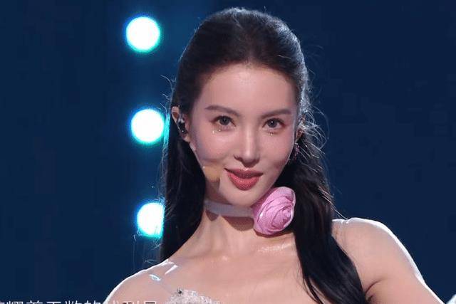 众星跨年晚会造型:杨紫腮红过重,娜扎金晨撞衫,宋茜妆容油腻_好身材