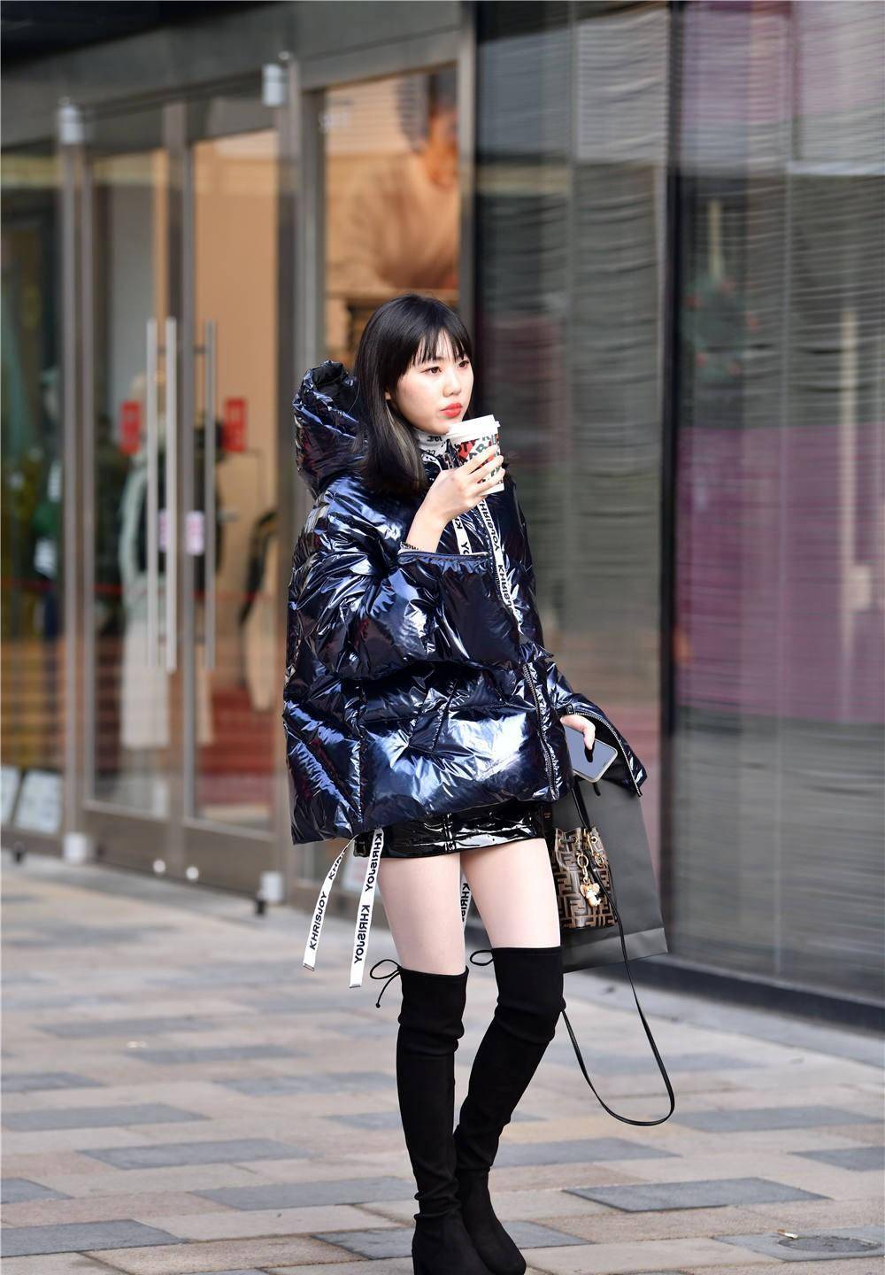 粗跟过膝靴,还是有很多女子喜欢,冬季穿着也非常保暖