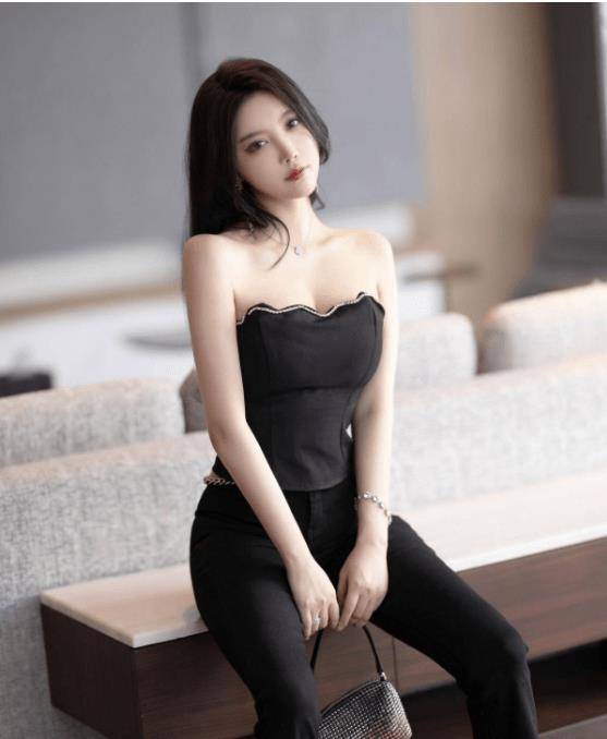 杨晨晨的时尚秘诀:黑色露肩上衣 裤子,魅力挡不住!大家都太棒了!