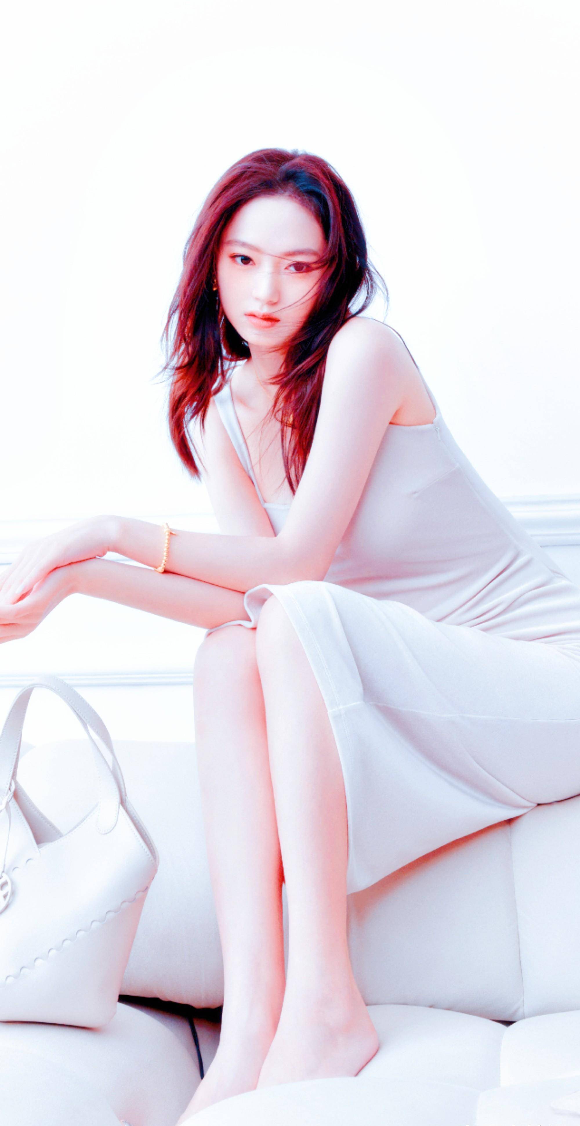 近日,1995年后出生的新生代女演员陈雨锶推出了轻快空灵的大片,展现了