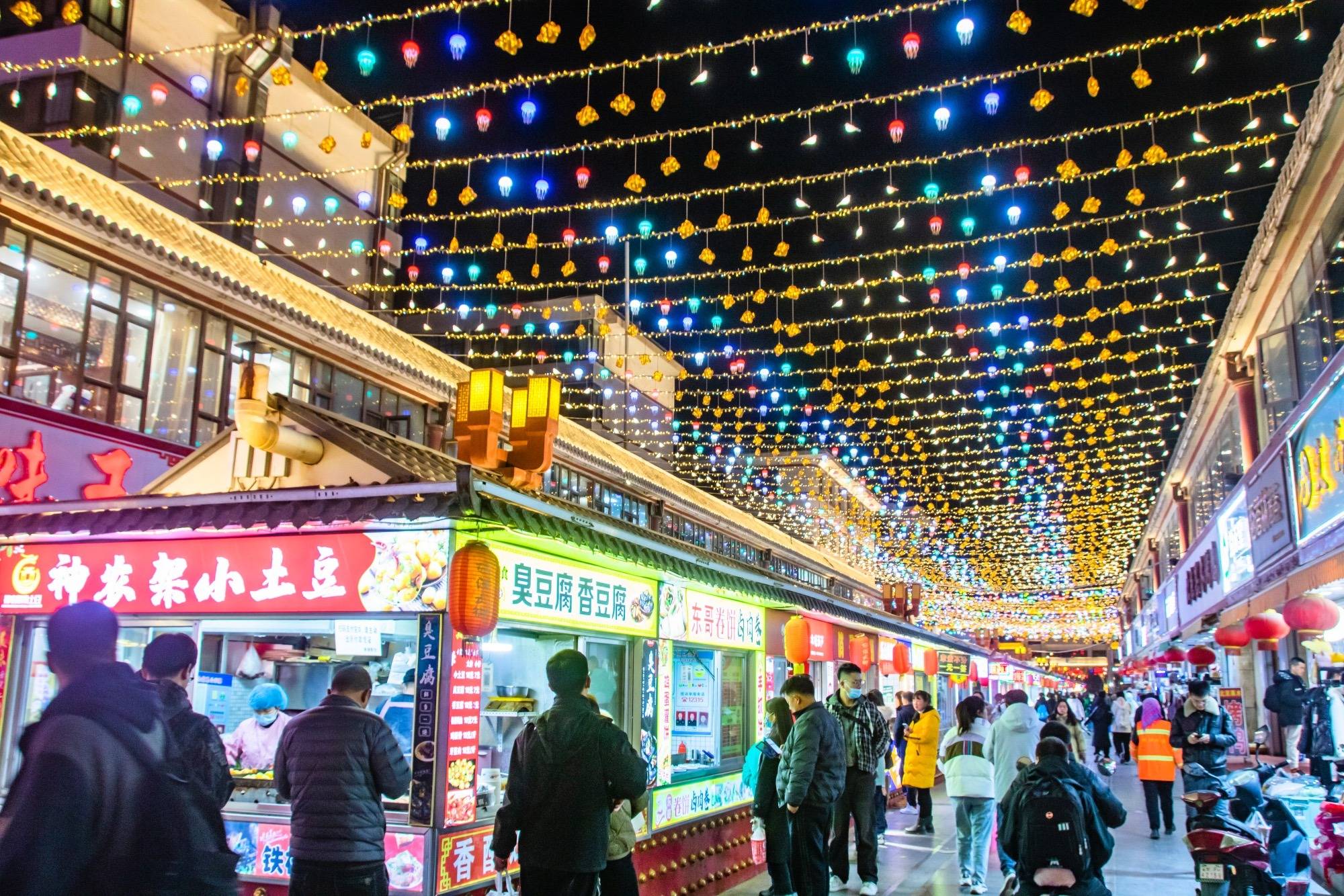 甘肃酒泉有一条汉唐美食街,充满民俗特色,夜色下让人流连忘返