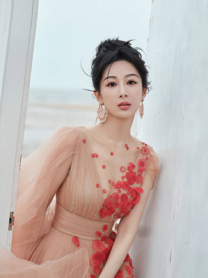 一款仙气长裙,成湖南卫视跨年晚会上时尚潮流