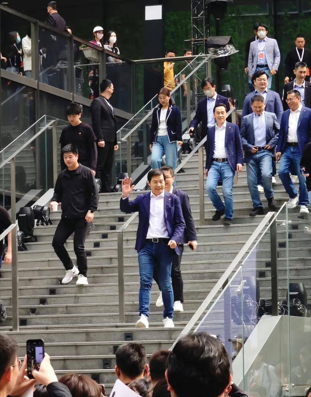 雷军是我见过最低调的富豪:西装配牛仔裤,爱穿小白鞋,简约得体_休闲