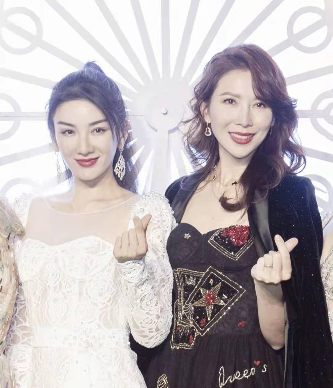 黄奕晒与蔡少芬聚餐照,自称永远不会长大,场面比名媛还要豪_照片_几位