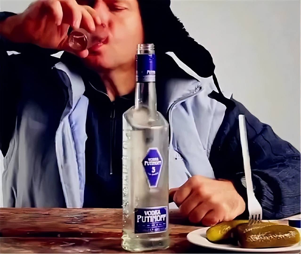 俄罗斯人喝伏特加时都吃什么下酒菜?_鱼肉_酸黄瓜_鱼子酱