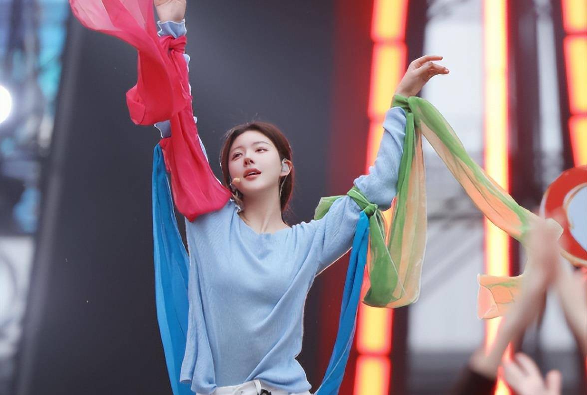原创仙女范:赵露思皮肤白皙细嫩 ,缠纱巾舞姿柔美!_蓝色_影视剧_舞台