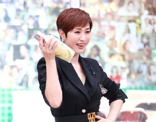 陈法蓉带老父亲亨受度假,穿蕾丝吊带衫配阔腿裤,同框像两爷孙_生活